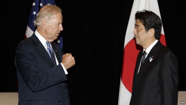 Ngày 26 tháng 7 năm 2013, Phó Tổng thống Mỹ Joe Biden hội đàm với Thủ tướng Nhật Bản Shinzo Abe tại Singapore.